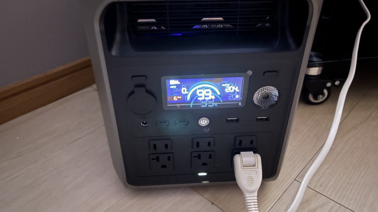 実際に揃えたポータブル電源3台の構成と充電中の様子