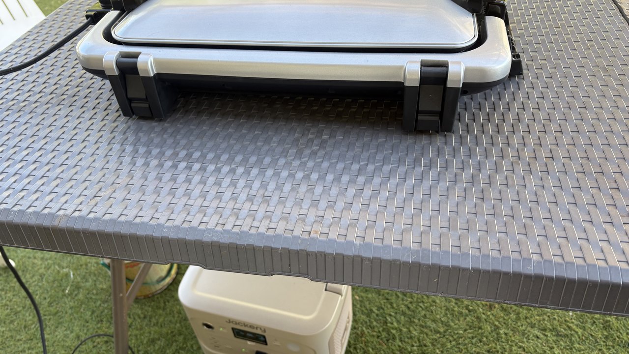 庭でポータブル電源につないだホットプレートを使う様子