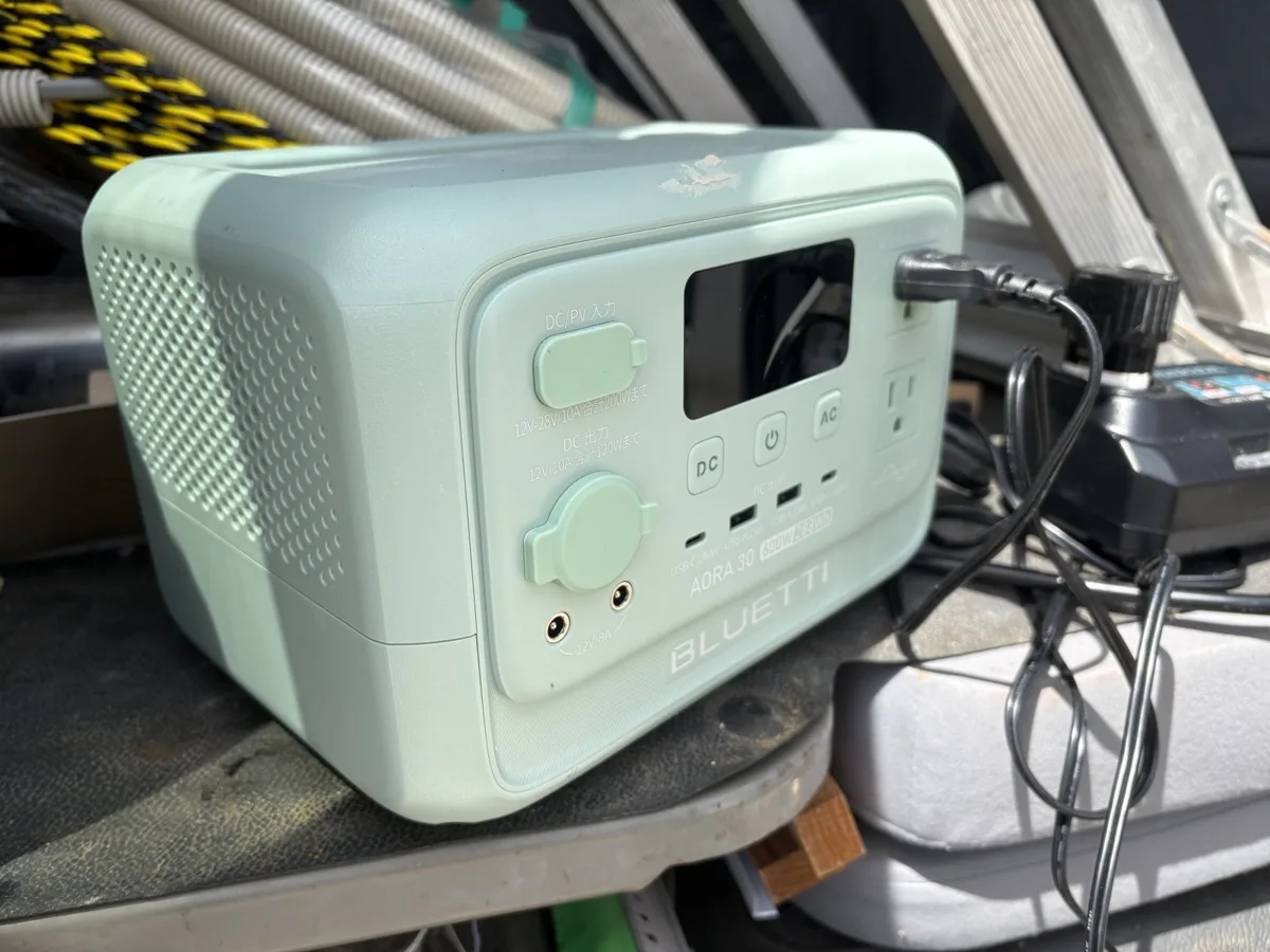 BLUETTI AORA 30 V2の実機を斜め前から撮影