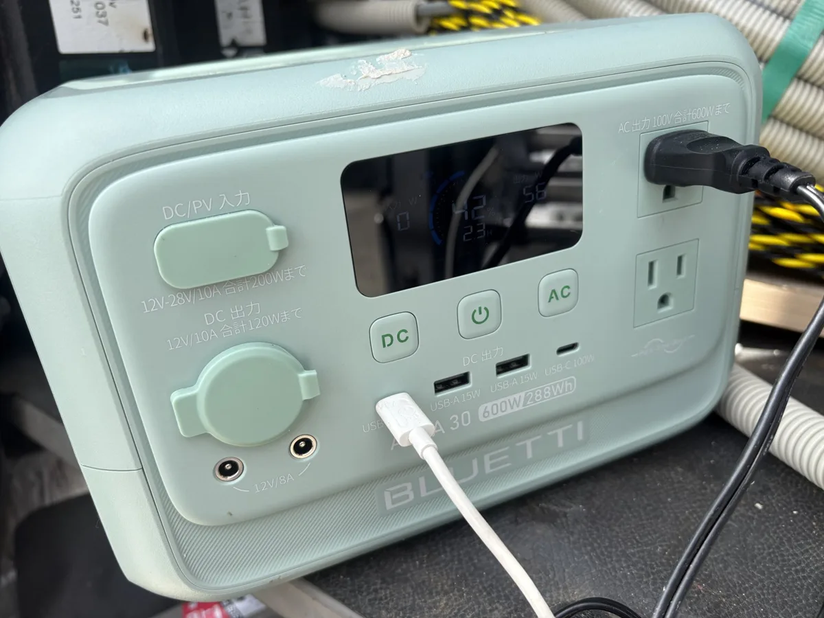 BLUETTI AORA 30 V2の正面ポートにUSB-CとACをつないだ状態