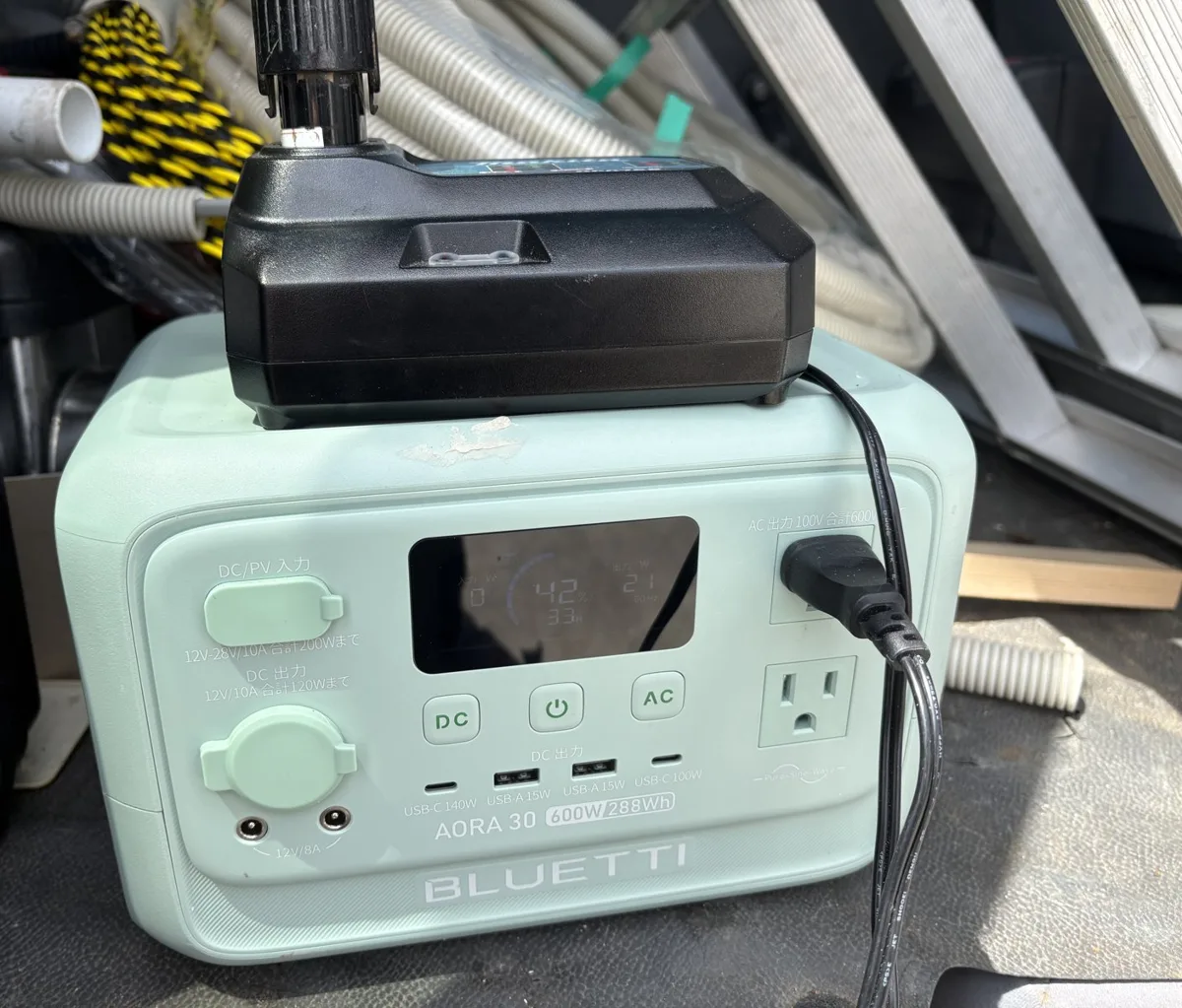 BLUETTI AORA 30 V2から電動工具のバッテリー充電器に給電しているところ