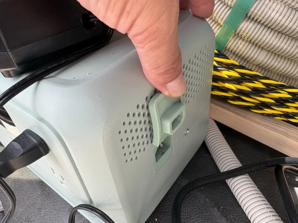BLUETTI AORA 30 V2の側面の取っ手を片手で持ち上げている様子