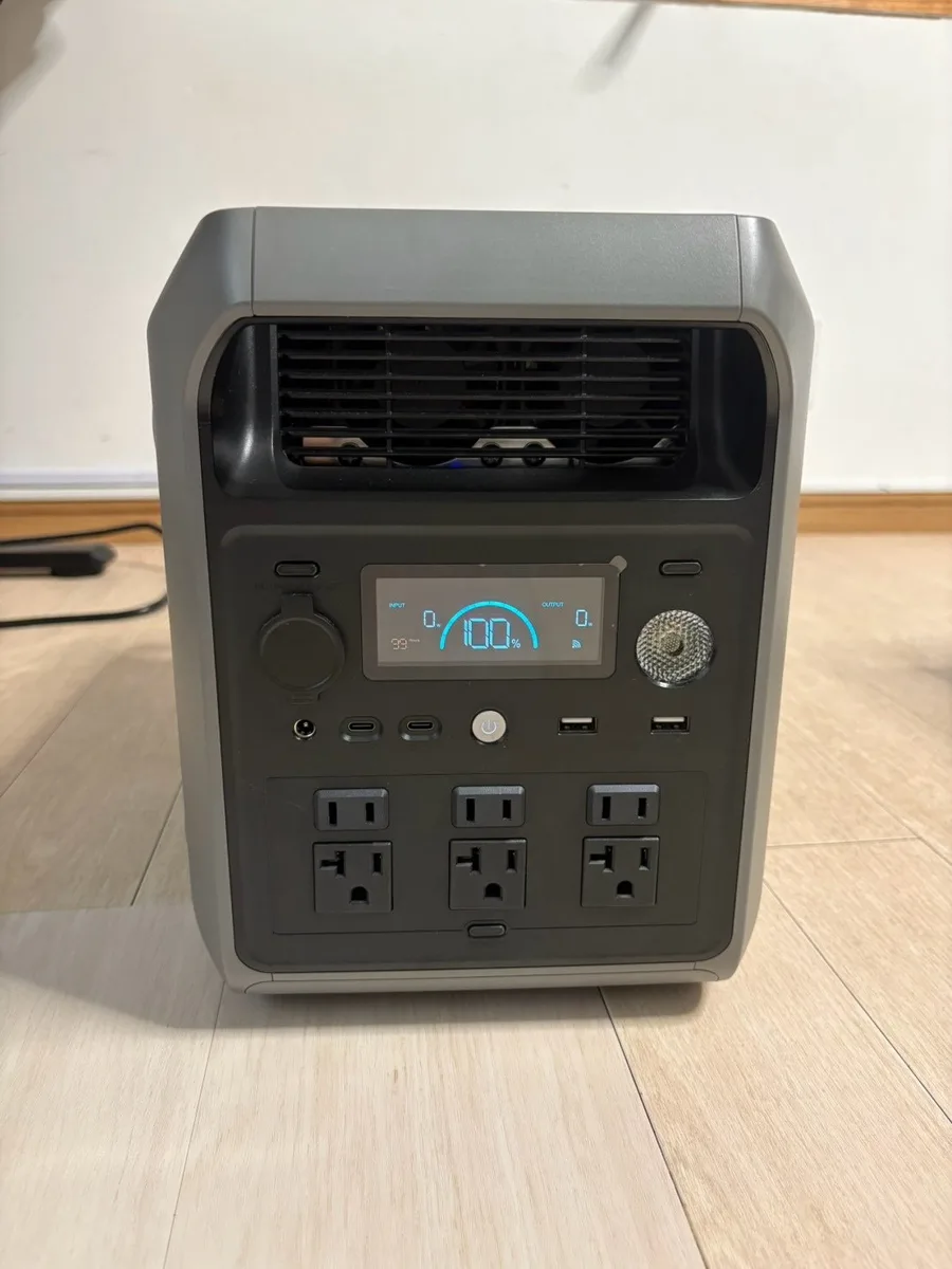 Dabbsson 2000Lの操作面と残量100%の表示