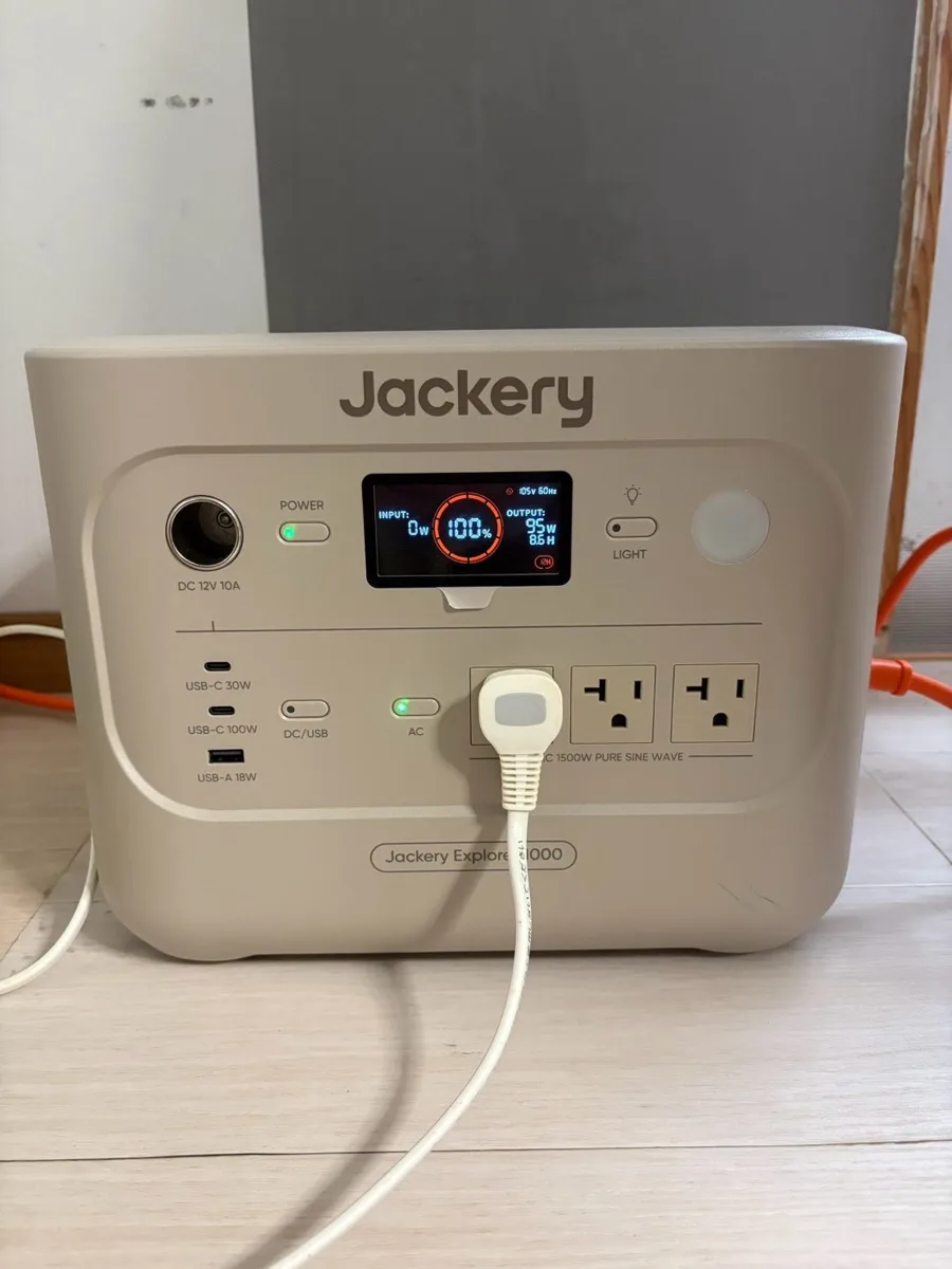 僕が使っているJackery 1000 Newの正面。AC給電中で残量100%
