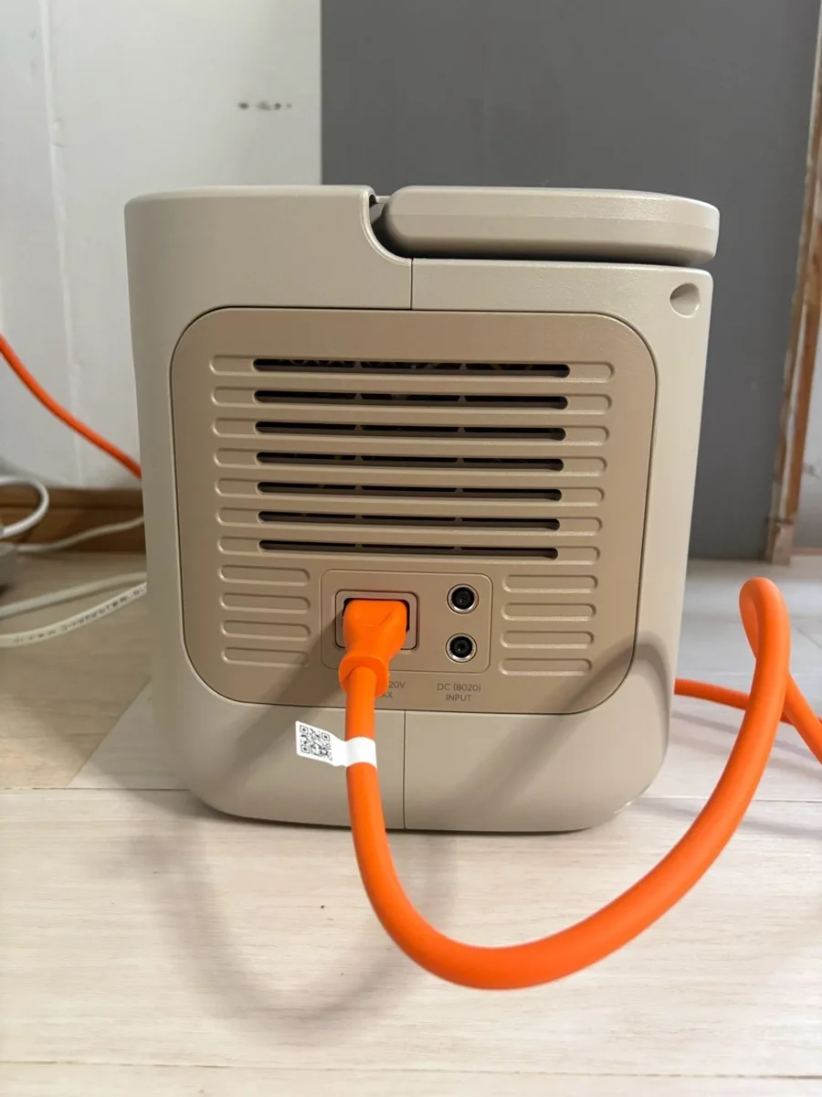 Jackery 1000 Newの側面のAC入力にケーブルをつないで充電している様子