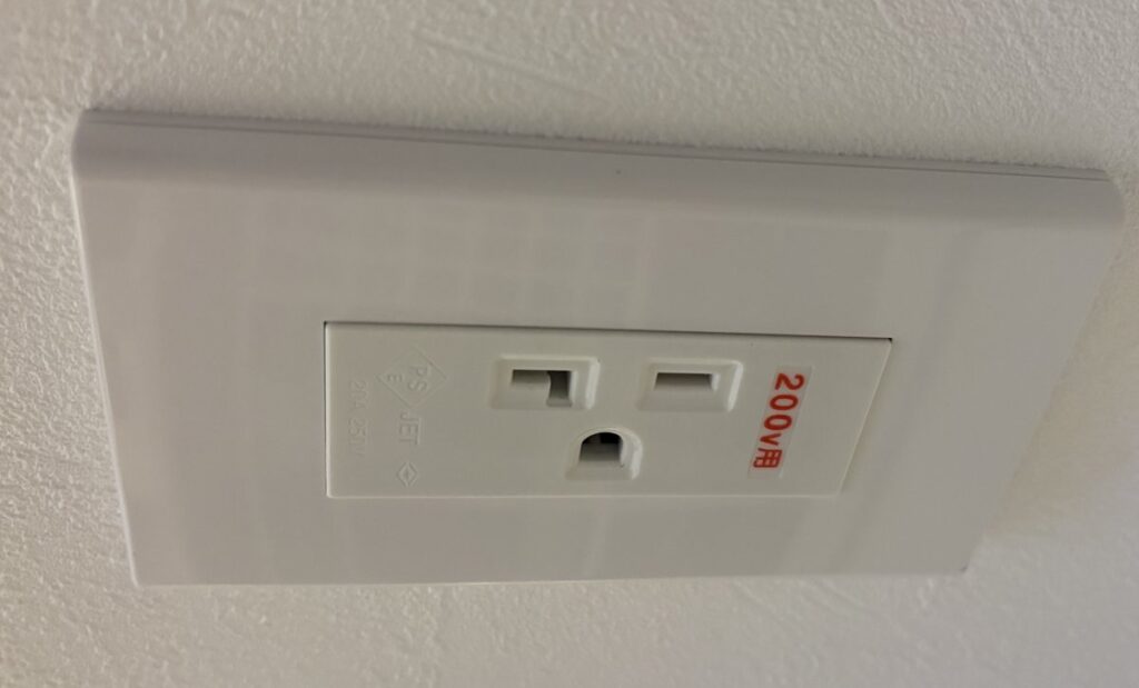 家の壁にある200V用のエアコンのコンセント(20A 250V)