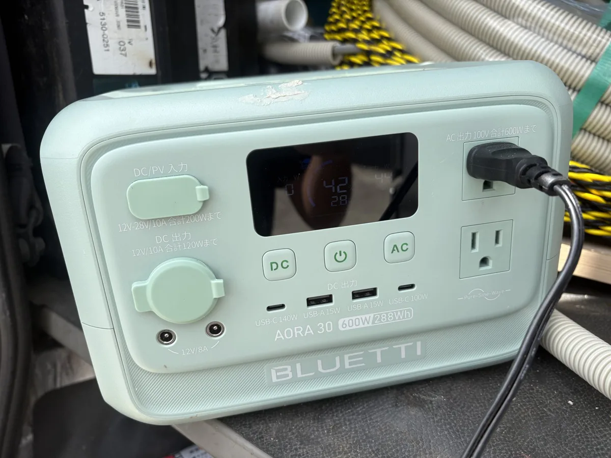 僕が使っているBLUETTI AORA 30 V2の正面。本体に600W 288Whの表記