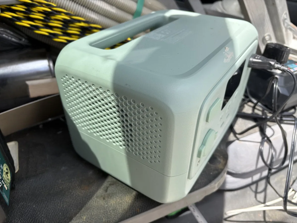 BLUETTI AORA 30 V2を斜め後ろから見た通気口