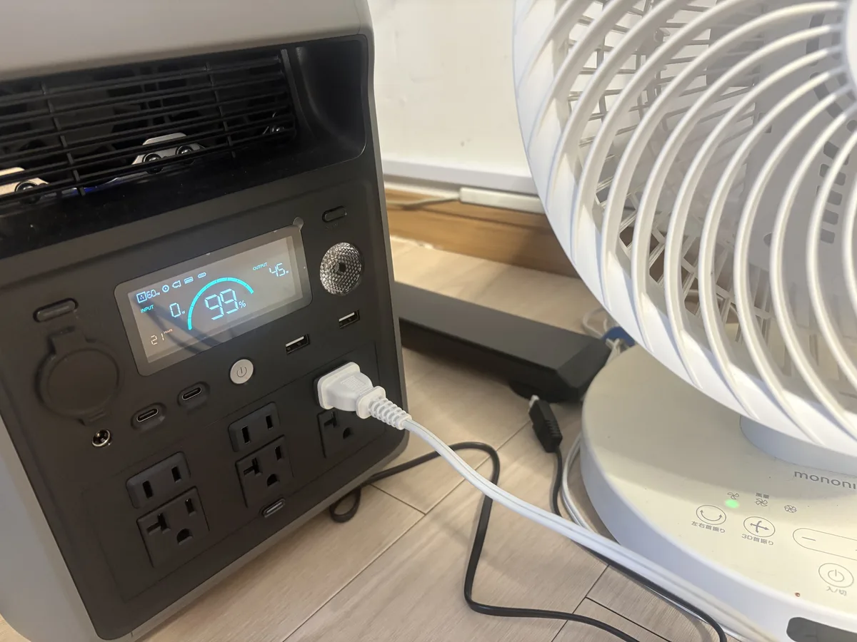 Dabbsson 2000Lに白い扇風機をつなぎ、画面に出力45W・残量99%・残り21時間と表示されている様子