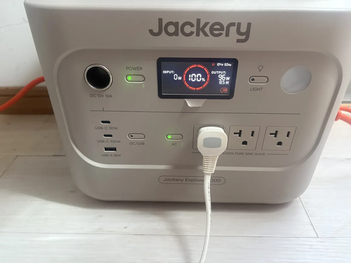 冷蔵庫とWi-Fiルーターをつないだ Jackery Explorer 1000 New の画面。入力0W・残量100%・出力96W・残り8.5時間の表示